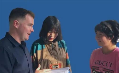 成都外国语学校国际班中加班师生) 成都外国语学校国际班中加班师生)